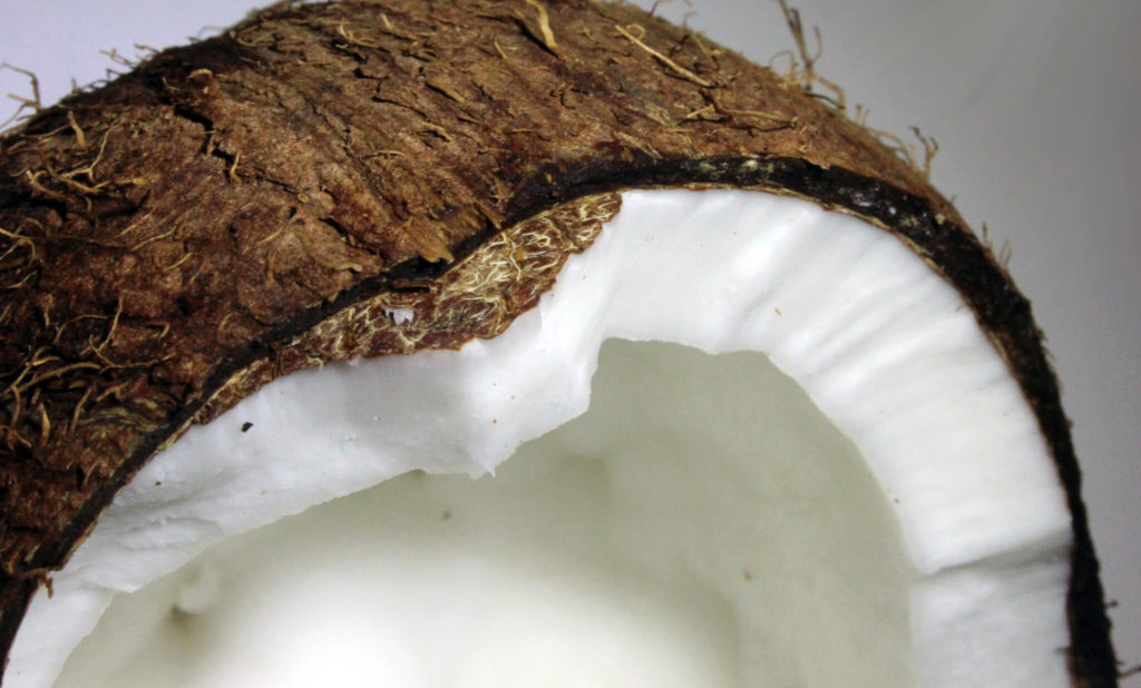 Как чистить кокос в домашних условиях: 5 быстрых способов