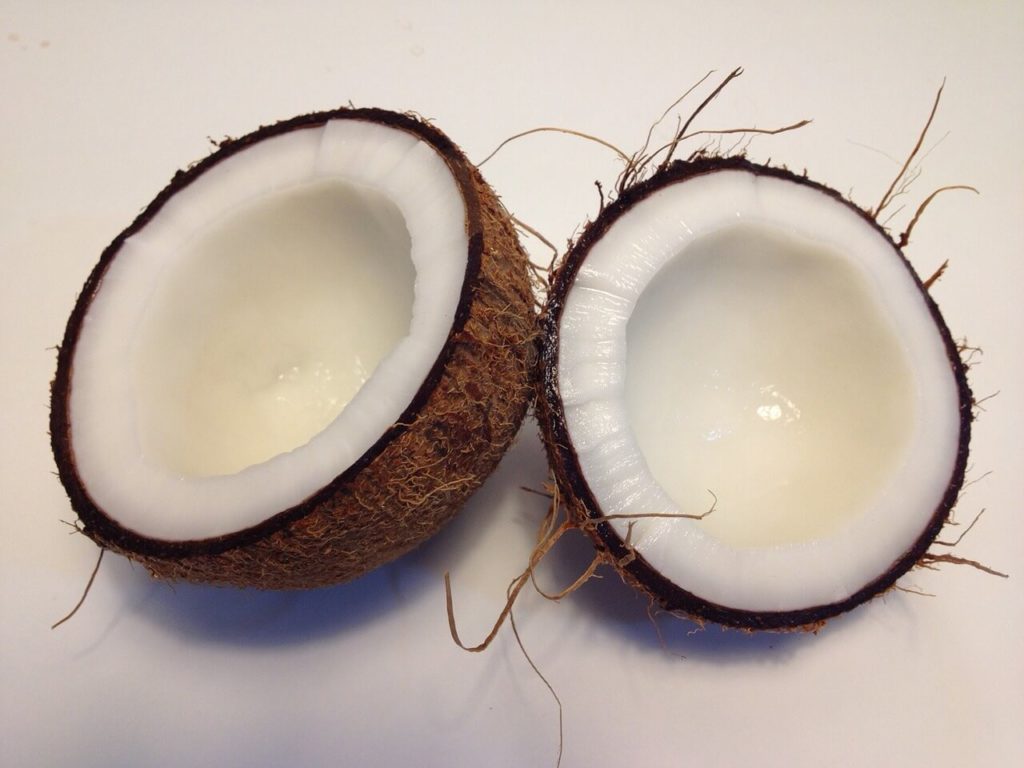 Сколько калорий в кокосе: на 100 грамм и в целом