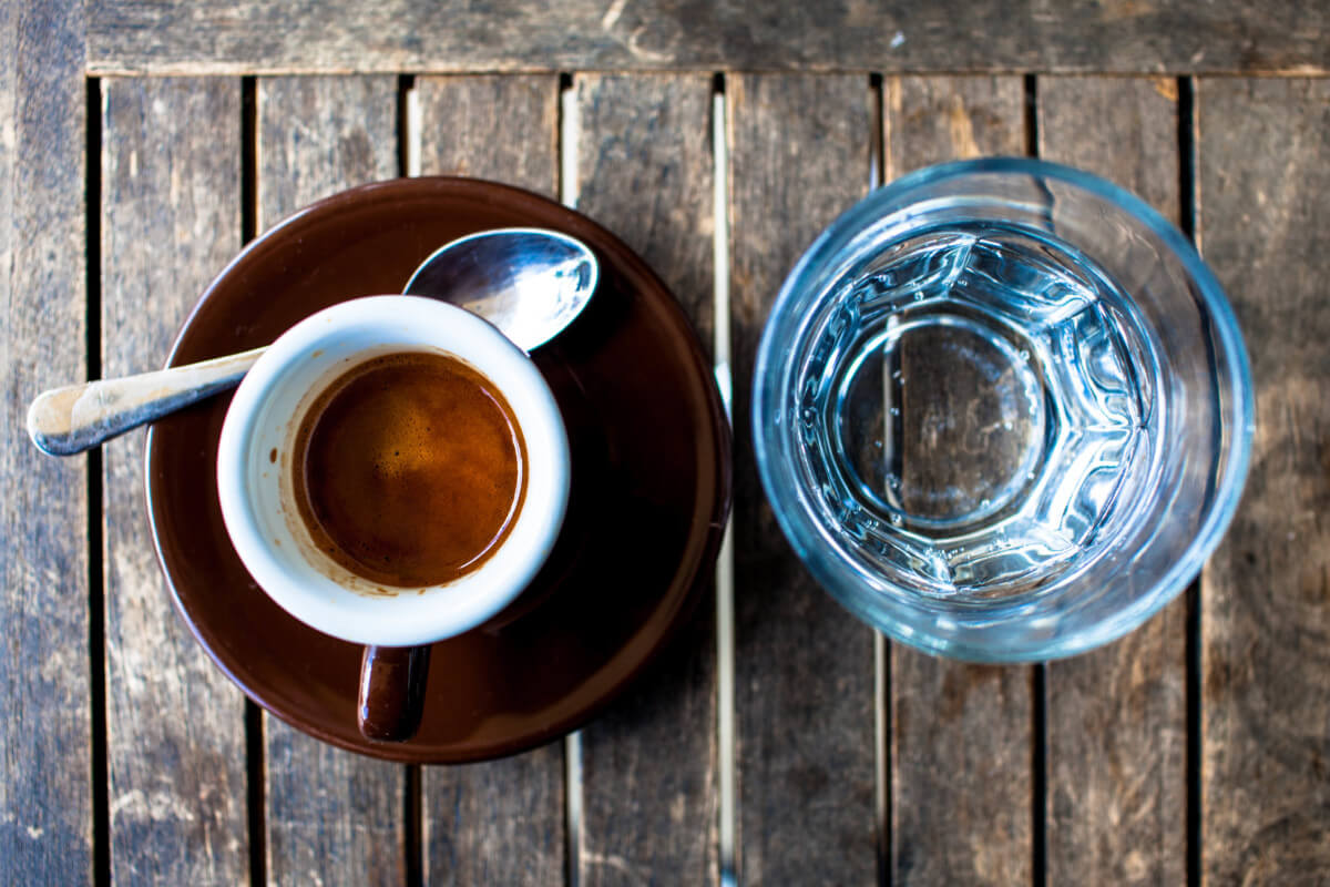 Как и зачем пить холодную воду с горячим кофе