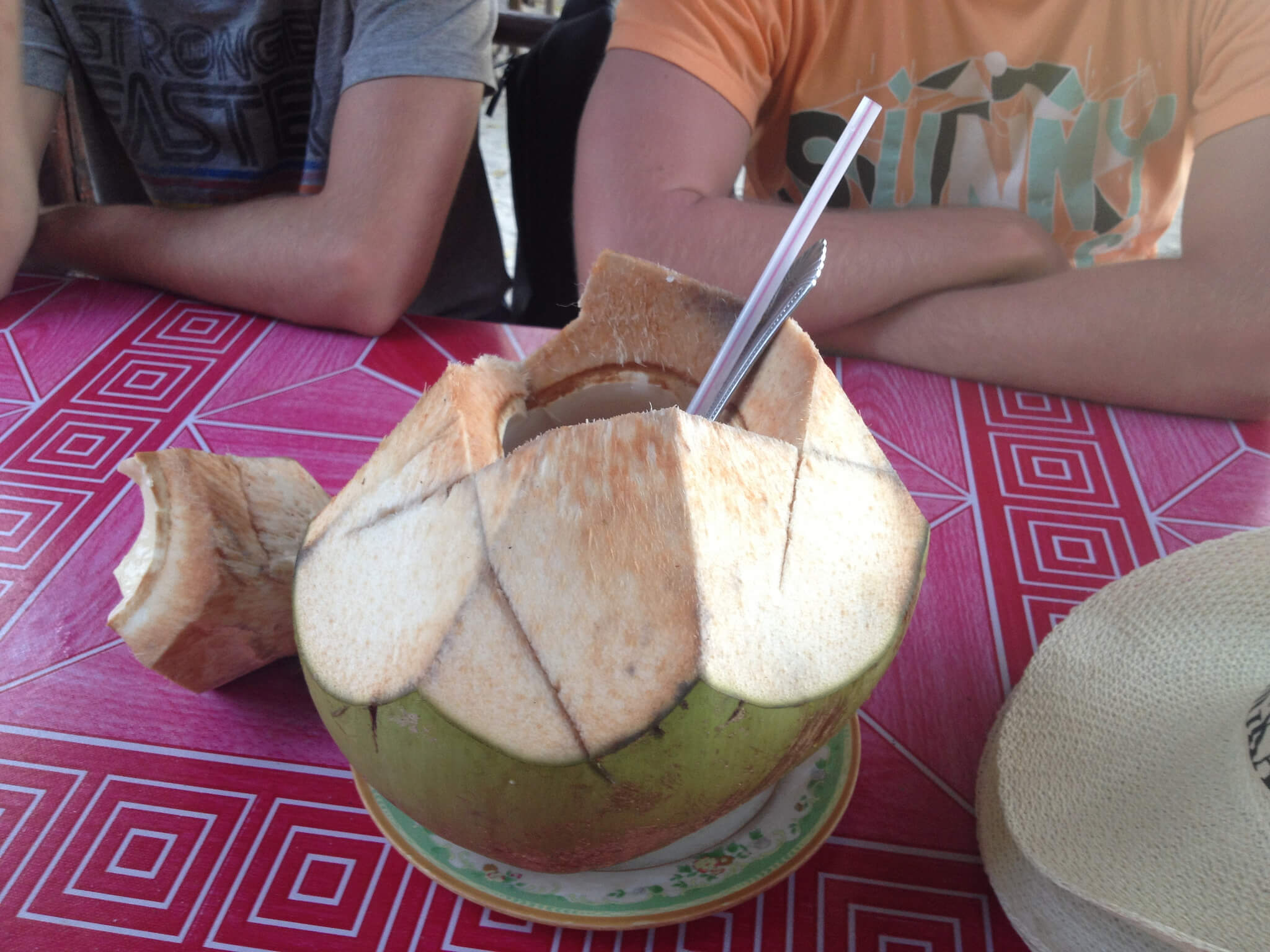 Сколько воды в кокосе. Питьевой Кокос внутри. Кокос сок. Мякоть кокоса польза. Жидкость внутри кокоса.