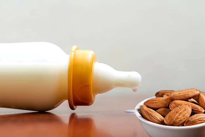Миндаль и бутылочка грудного молока