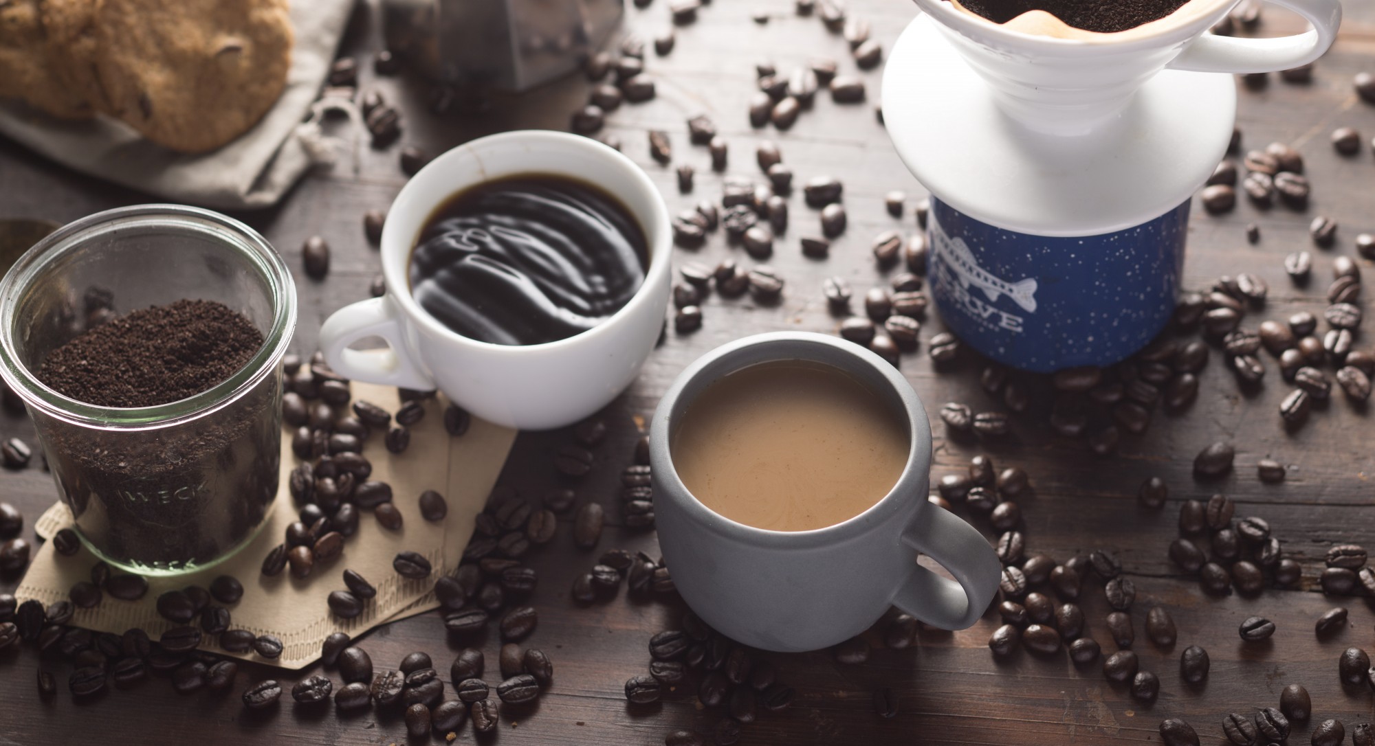 Армейской кофе. Кофе на сером фоне. Кофе перед сном. Бодрость от кофе. Изучение кофе.
